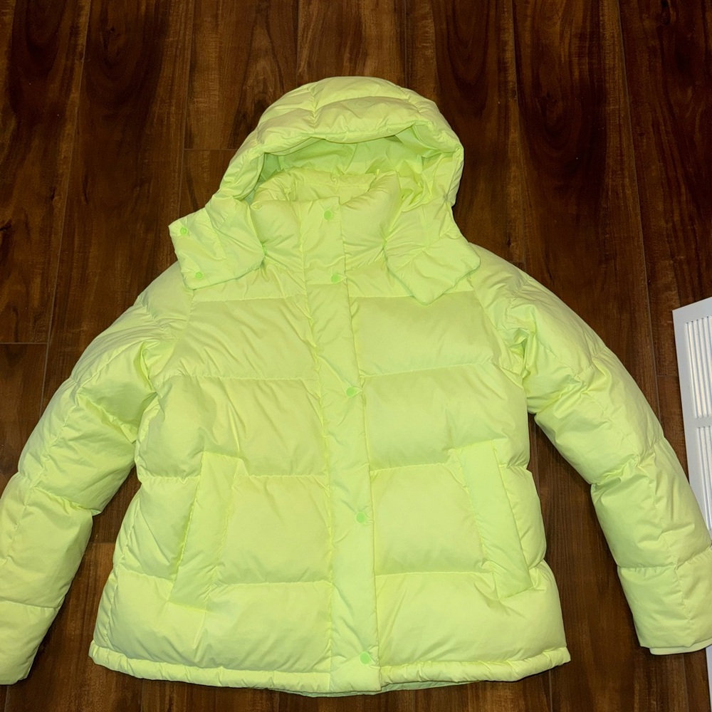 Lululemon Wunderpuff Women’s Bright Green Puffer Jacket